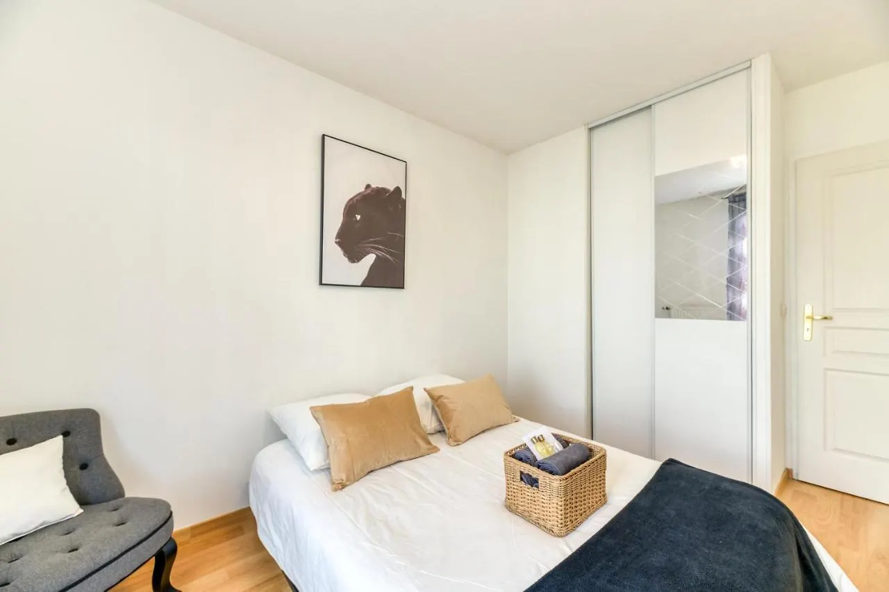 R'Apparts T3 Pop Culture Grenoble Apartment